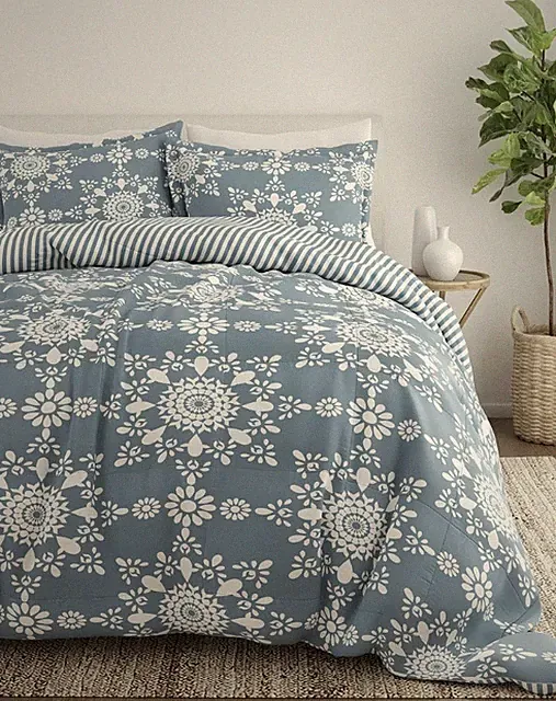 3-Piece Light Blue Daisy Medallion Pattern Reversible Microfiber Full / Queen