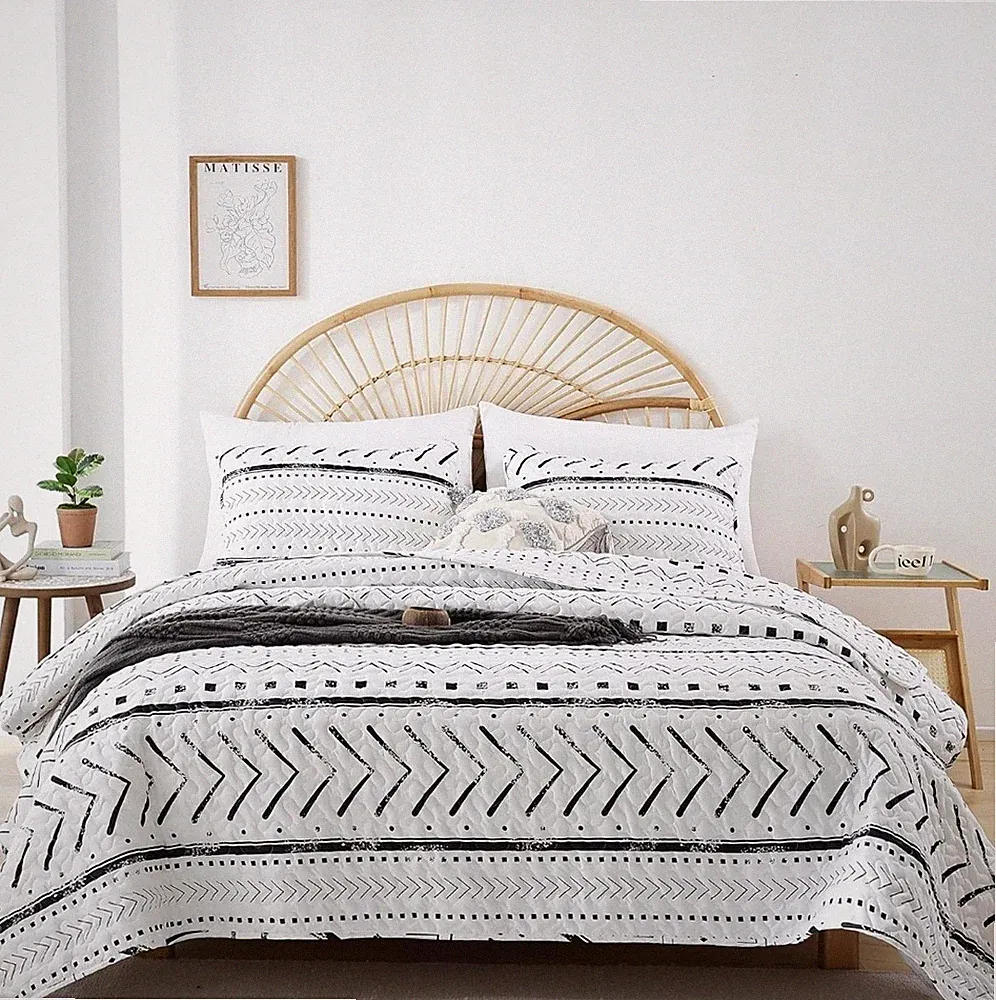 New Queen size Boho Geometric Quilt Lightweight Bedding Set w/ 2 Pillow Cases